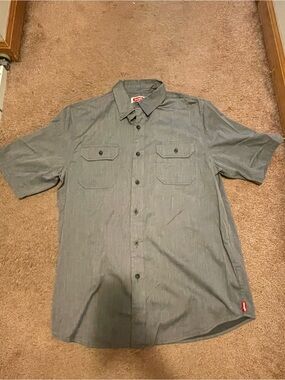 Men’s Gray Wrangler button-up shirt, size M
